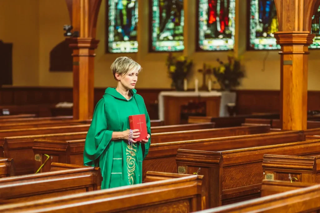 faithful living tips for Christian women in prayer and meditation